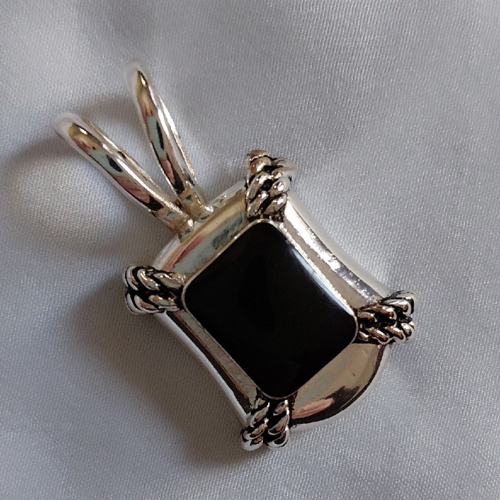 Avon Silver and Black Pendant Necklace - Picture 5 of 7